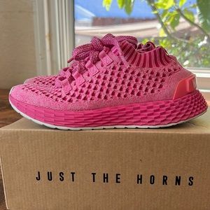 size 5.5 WOMEN'S KNIT RUNNER